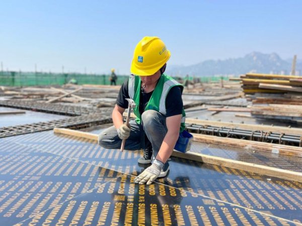 公赢网配资 110余建设者“五一”鏖战 青岛羽球基地向封顶目标全力进发