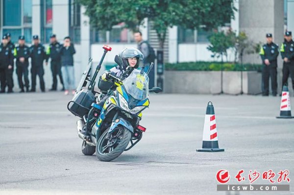 宏图优配 飒!&#32;巾帼铁骑“汗”卫平安