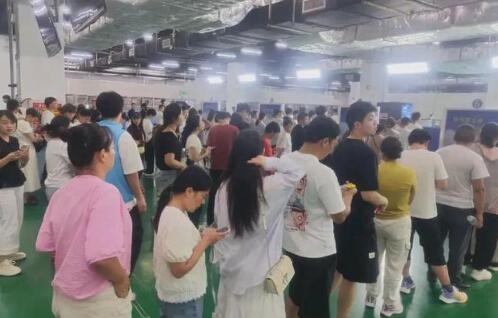 安联 郑州富士康招工队绵延数百米！3个月能赚2万+，河南人占比超95%