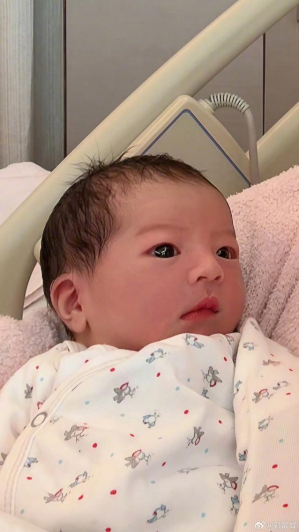 启泰网 郭富城官宣三胎产女，晒女儿正面照报喜，他现身接宝宝回家一脸疲态